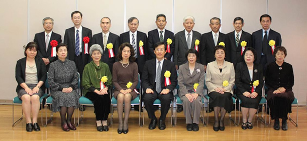 ��ÎҁA���o�̕��X�A����ъ��ӏ�̎�܎҂ɂ��W���ʐ^